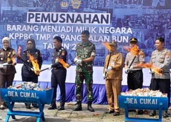 Bea dan Cukai Musnahkan Ratusan Juta Rokok dan Puluhan Botol Miras 