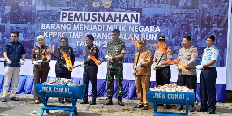 Bea dan Cukai Musnahkan Ratusan Juta Rokok dan Puluhan Botol Miras 