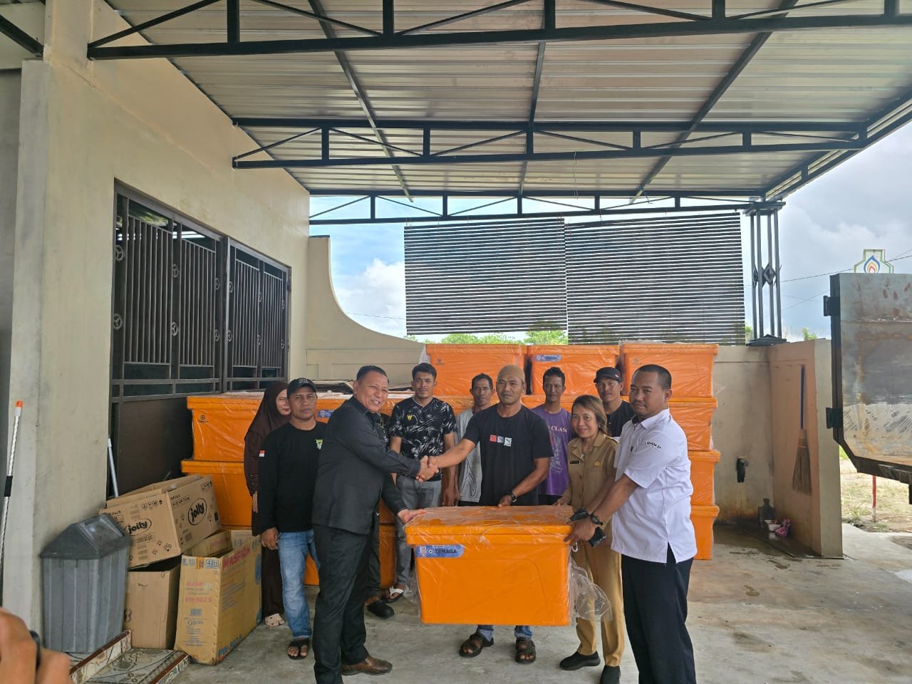 Serahkan 70 Box Fiber Untuk Kesejahteraan Nelayan