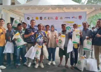 Kendalikan Inflasi Jelang Nataru, Bupati Kobar Salurkan Sembako