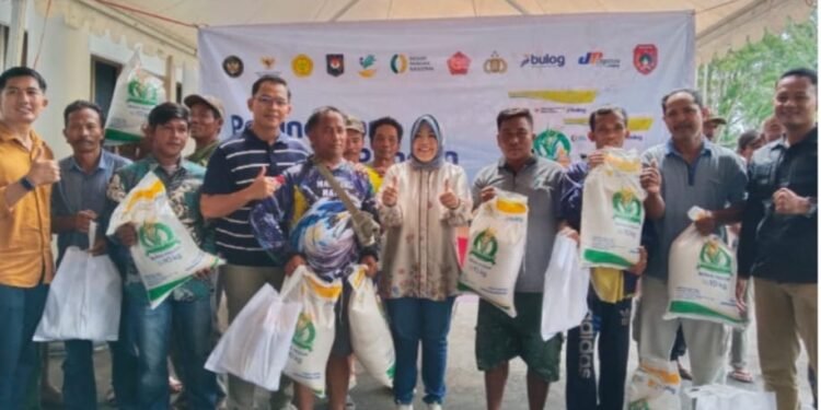 Kendalikan Inflasi Jelang Nataru, Bupati Kobar Salurkan Sembako