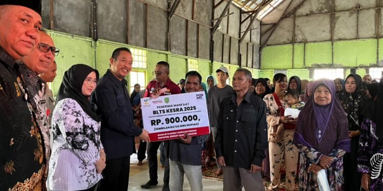 Bupati Sukamara Salurkan BLTS Kesra untuk Perkuat Perlindungan Sosial Masyarakat