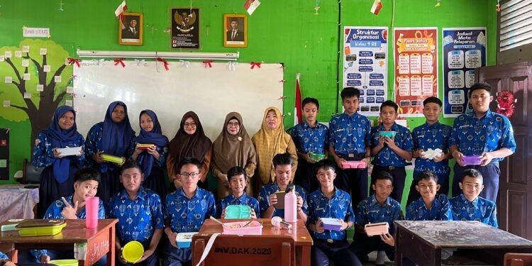 Sarapan Bergizi Berbasis Tumbuhan Lokal, Dosen Pendidikan Biologi UMPR Edukasi Siswa SMPN 3 Sampit