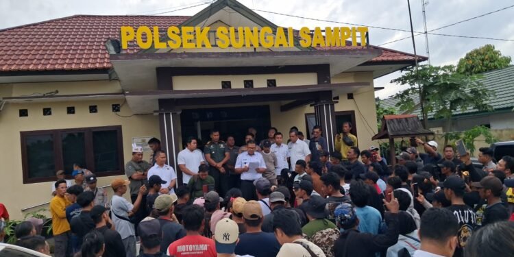 Ratusan Warga Geruduk Polsek Sungai Sampit, Konflik Gapoktan Bagendang Raya Masuk Status Quo
