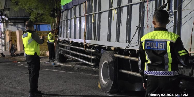 Diduga Rem Blong, Truk Muatan Kayu Plywood Nyaris Terbalik