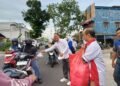 Ramadan Berbagi, DPD Perindo Kotim Turun ke Jalan Bagikan Takjil