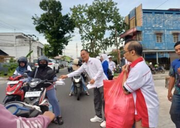 Ramadan Berbagi, DPD Perindo Kotim Turun ke Jalan Bagikan Takjil
